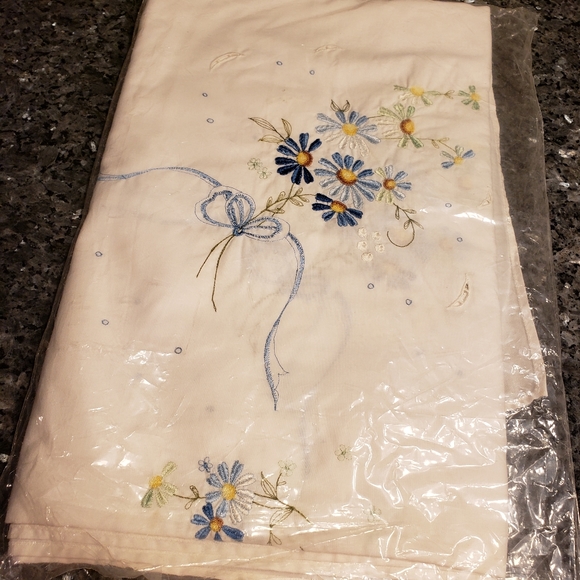 Tablecloth And 6 Napkins, And 2 pillowcases - Picture 7 of 16